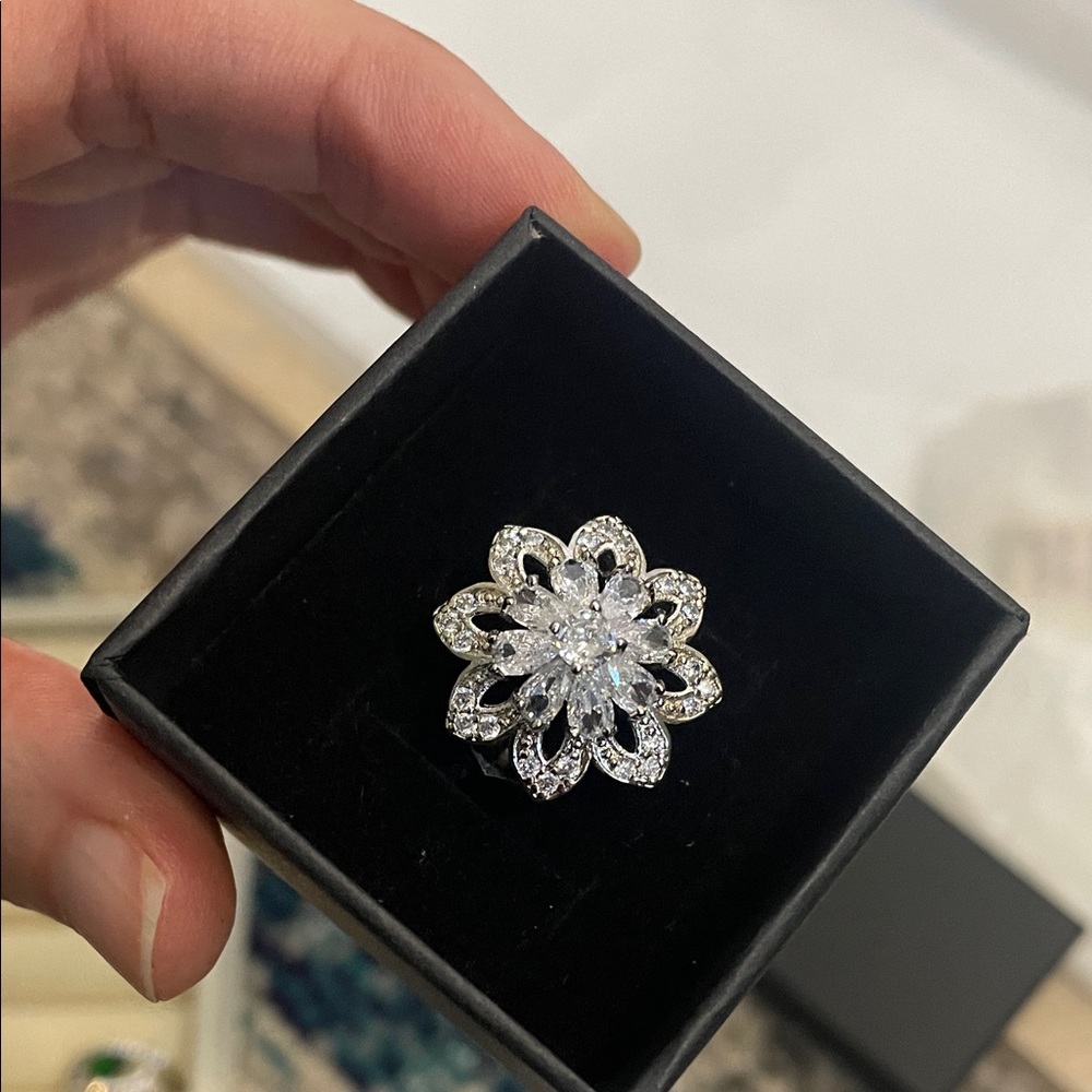 Elegant Silver Floral Ring